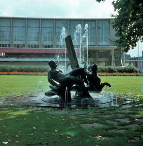 821562 Gezicht op de beeldengroep Het feest der Muzen met spuitende fontein, in het plantsoen bij de Stadsschouwburg ...